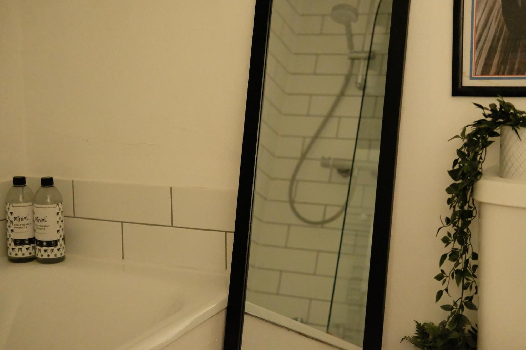 Spacious City Centre Apartment Bath Luaran gambar