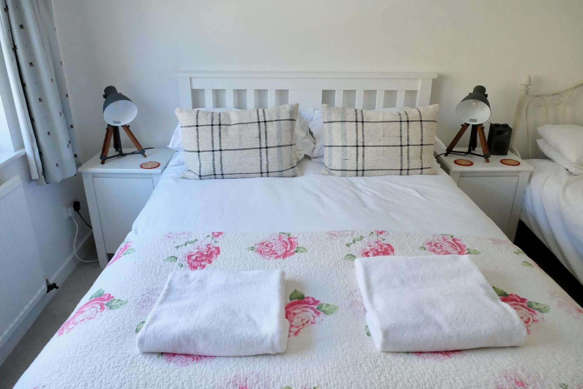Spacious City Centre Apartment Bath Luaran gambar