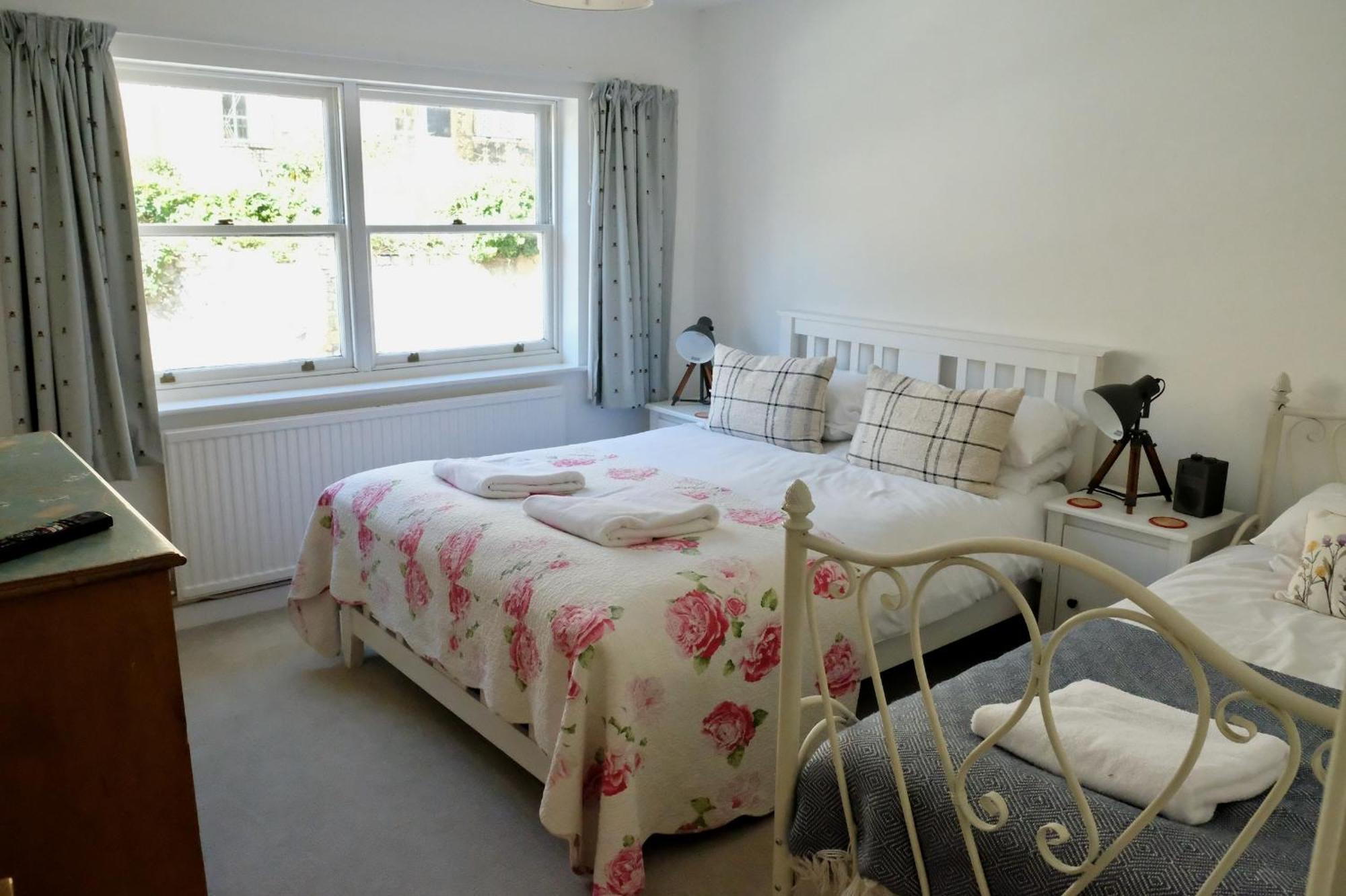 Spacious City Centre Apartment Bath Luaran gambar