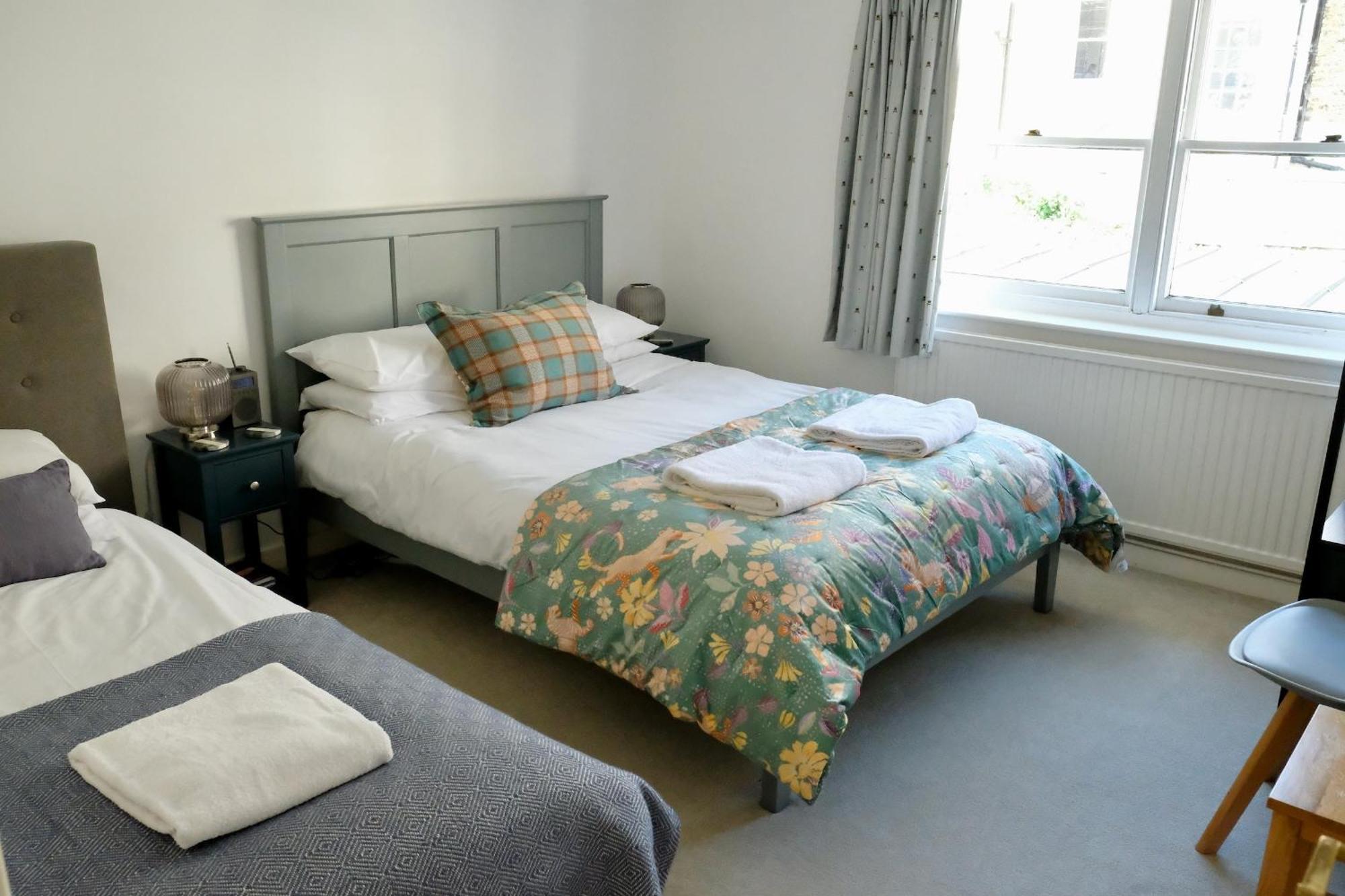 Spacious City Centre Apartment Bath Luaran gambar