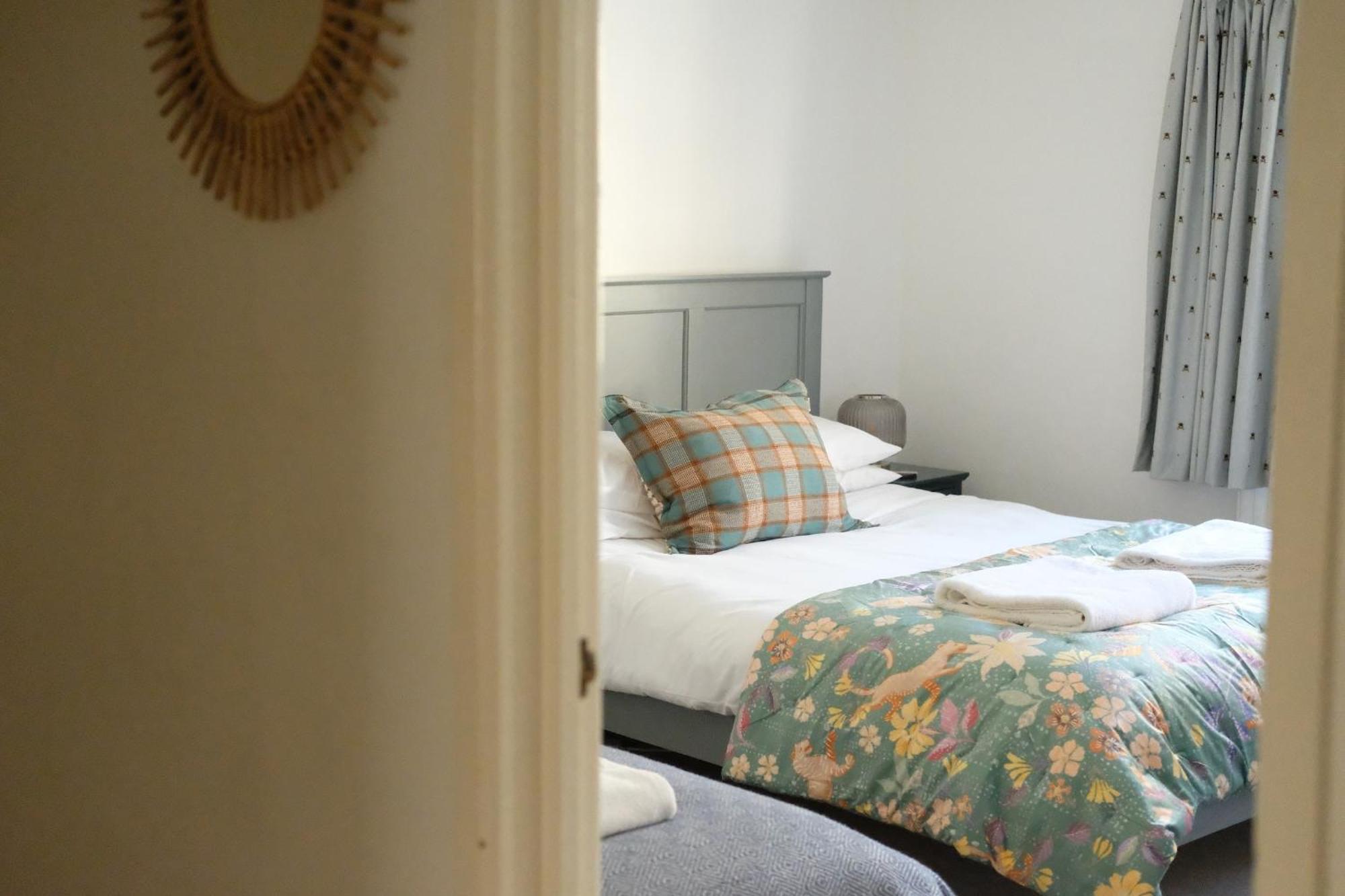 Spacious City Centre Apartment Bath Luaran gambar