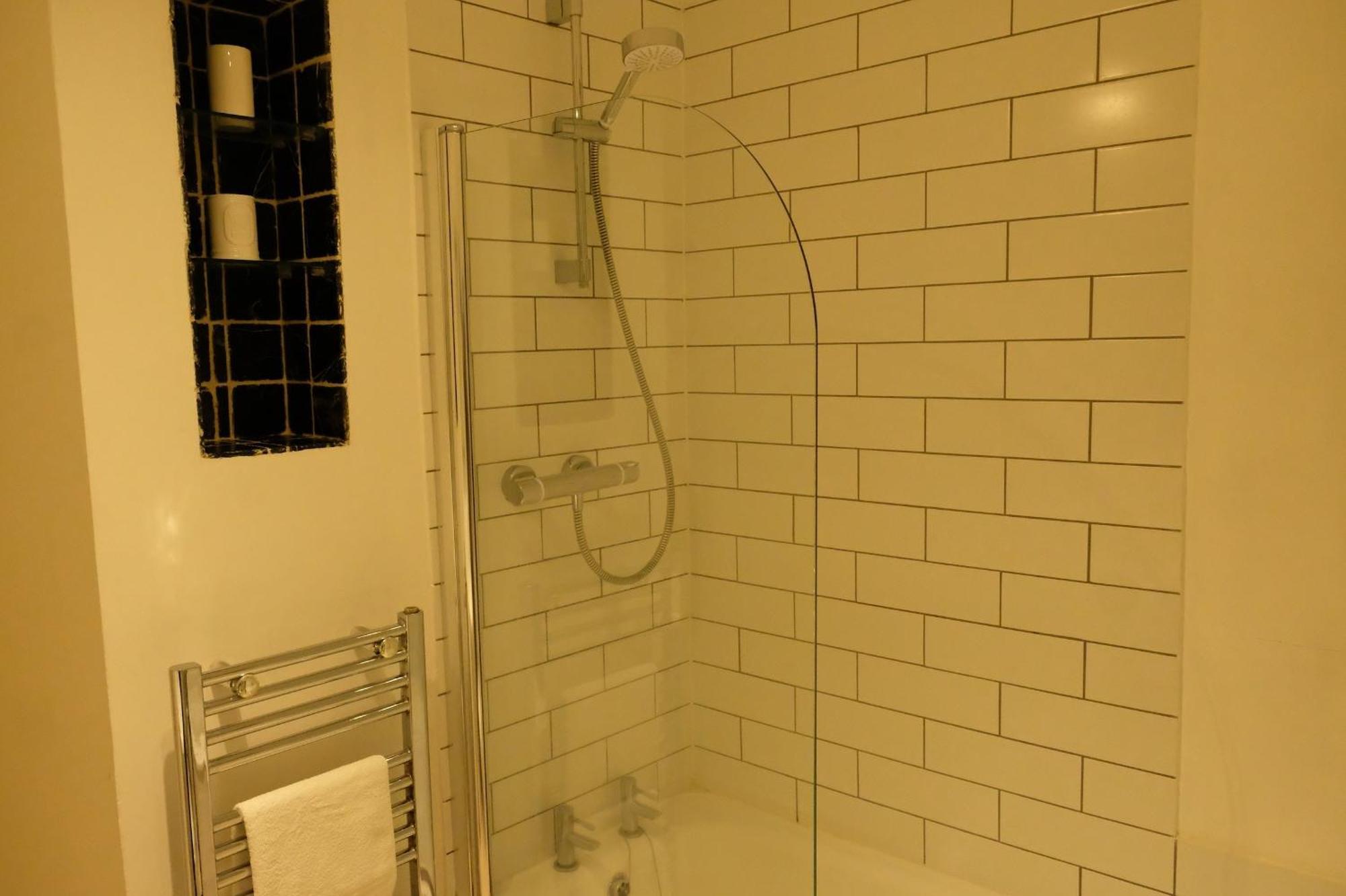 Spacious City Centre Apartment Bath Luaran gambar